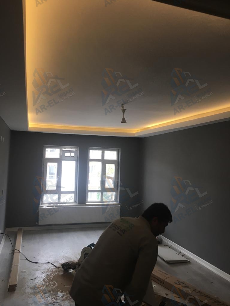 İç mekânda montaj işi sürerken