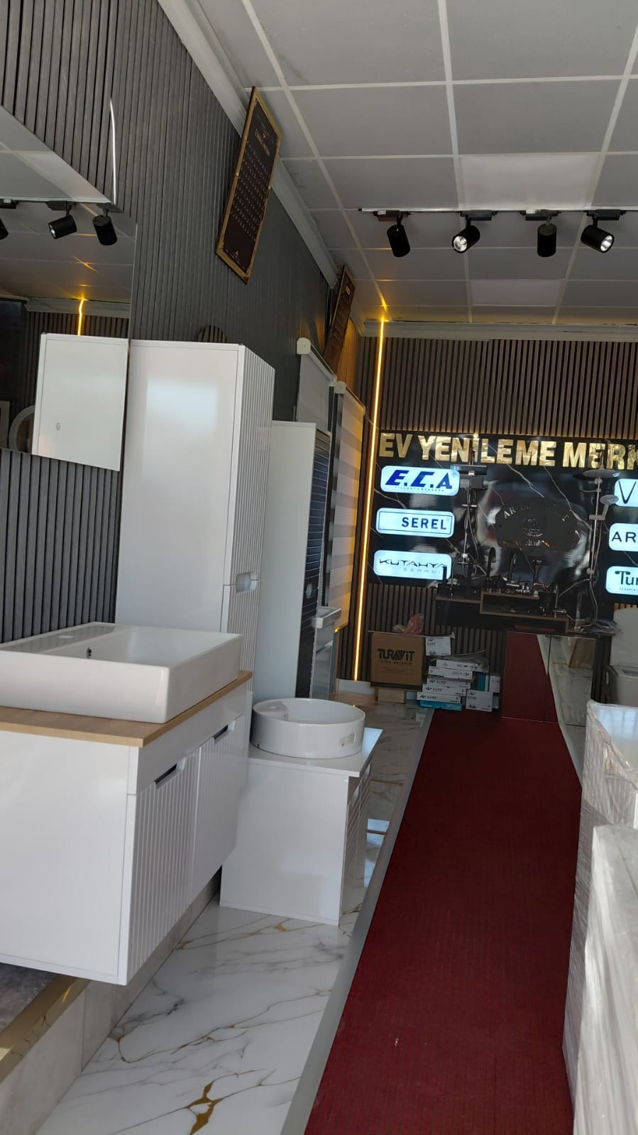 Showroom'da lavabo ve banyo dolabı modelleri