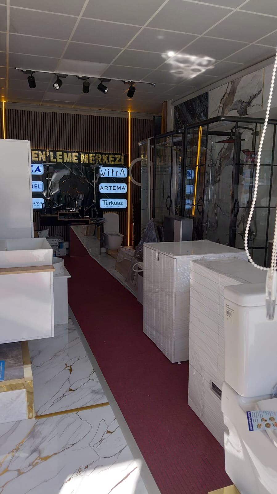 Showroom'da sergilenen duşakabinler ve banyo dolapları